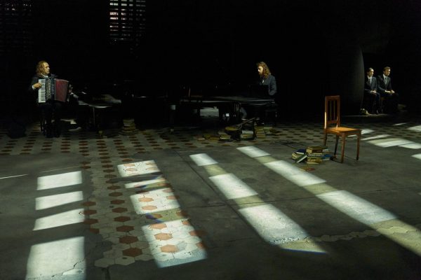 der_untergang_des_hauses_usher_c_matthias_horn_ruhrtriennale21-0147_1_web-1.jpg__1024x0_q85_subject_location-1500%2C1000_subsampling-2_upscale