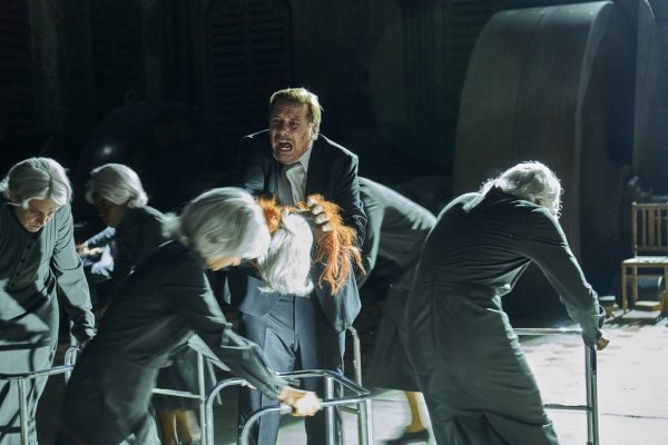 der_untergang_des_hauses_usher_c_matthias_horn_ruhrtriennale21-0248_1_web.jpg__1024x0_q85_subject_location-1500%2C1000_subsampling-2_upscale