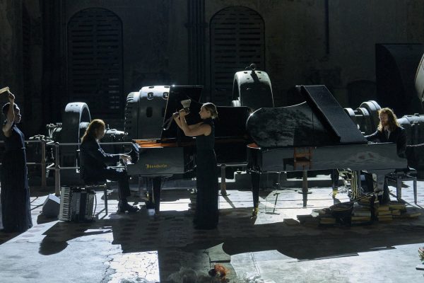 der_untergang_des_hauses_usher_c_matthias_horn_ruhrtriennale21-0279_1_web.jpg__1920x1018_q85_crop_subject_location-1500%2C1300_subsampling-2_upscale